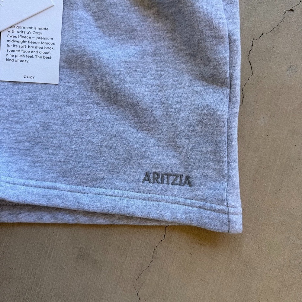 Aritzia Sweatfleece Cozy Boyfriend Shorts Heather Gray Women's Size Small NWT - Picture 4 of 8